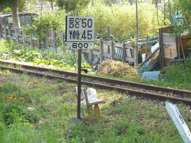 瓜破墓地付近のカーブの標識と速度制限